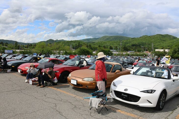 開場時には雲がかかっていた空も、昼前には太陽が顔を出すように。帽子がないと日差しがきついほどで、気がつけば筆者の顔も真っ赤に焼けていた。