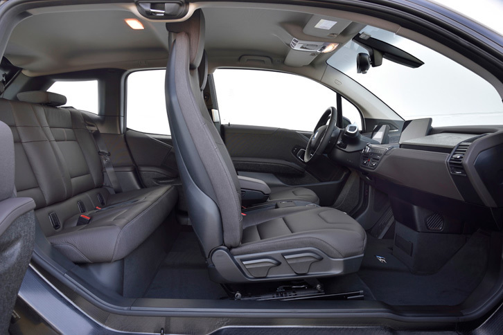 「BMW i3」は、総アルミ製のドライブモジュールにカーボン製のキャビンを乗せる、ユニークな車両構造を採用。両開きのドアがかなえる広い開口部と、十分なボディー剛性を両立している。