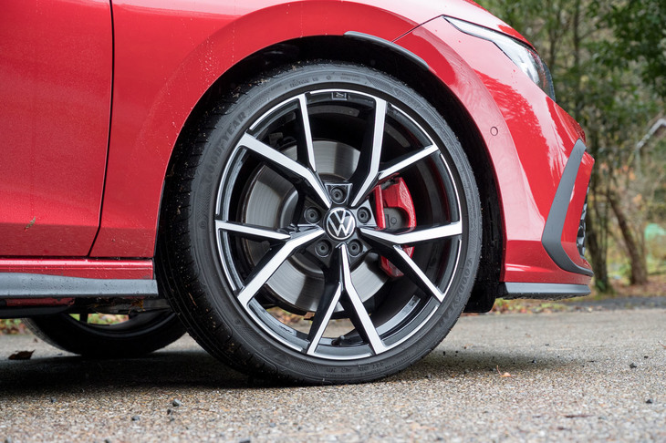 足元を引き締める専用デザインの19インチアルミホイールと赤いブレーキキャリパー。「ゴルフGTI」のタイヤサイズは225/40R18が標準だが、試乗車にはオプション装備である235/35R19サイズのタイヤが装着されていた。電子制御ダンパー「DCC」とのセットで用意される。