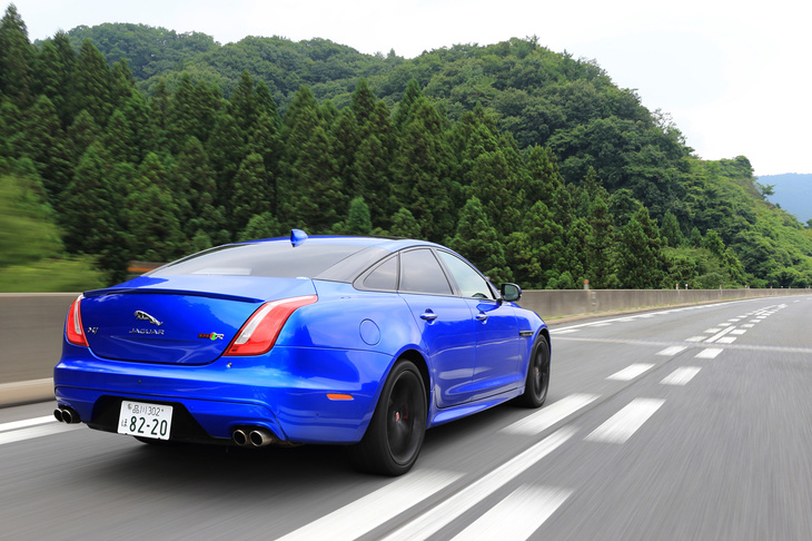 ボディーカラーは全14種類。「XJR575」では、テスト車に採用されていた「ヴェロシティブルー」と、「サテンコリスグレー」という、SVO（スペシャル・ビークル・オペレーションズ）が用意する特別色も選択できる。