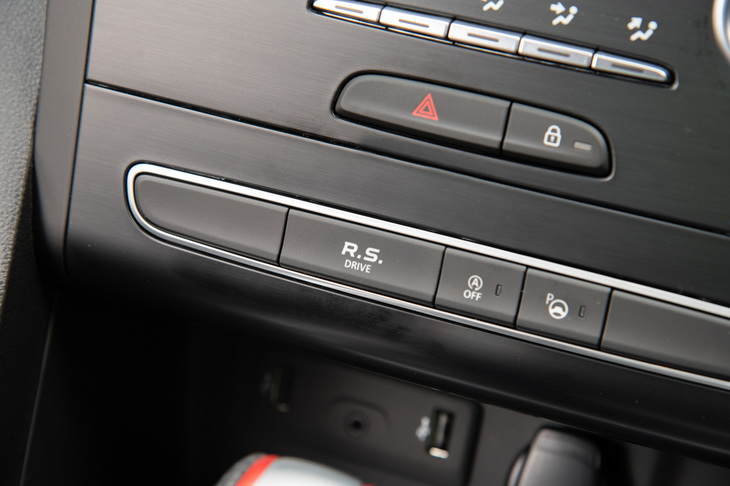 センタークラスターに備わる「R.S.Drive」のスイッチ。ドライブモードセレクターの5種類の走行モードから、「スポーツ」もしくは「レース」モードをダイレクトに呼び出せる。