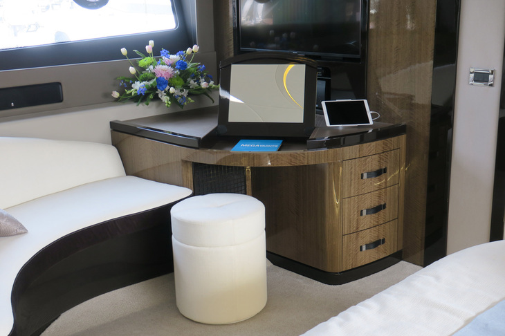 レクサスLY650（オーナーズルーム）