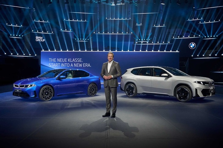 “ノイエクラッセ”の2モデル、すなわち「i3」と「iX3」を紹介する独BMWのオリバー・ツィプセ会長。従業員4000人を招待するなど、大々的なお披露目会が開催された。
