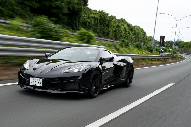 今や希少な高回転型自然吸気エンジンに加え、高いシャシー性能も魅力の「Z06」。米本国には、1123N・mもの最大トルクを後輪のみで御す「ZR1」もあるのだから、C8コルベットの足腰はまだまだ余裕しゃくしゃくだ。