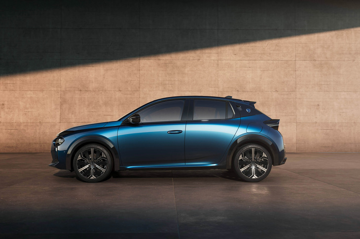 新型「イプシロン」のサイドビュー。ユーザーは、ステランティスが推進する総合的な充電ネットワーク「Free2move Charge」を活用できる。