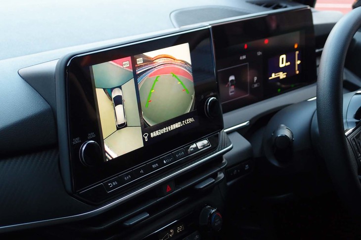 日産ノート（2画面のバイザーレスディスプレイ）