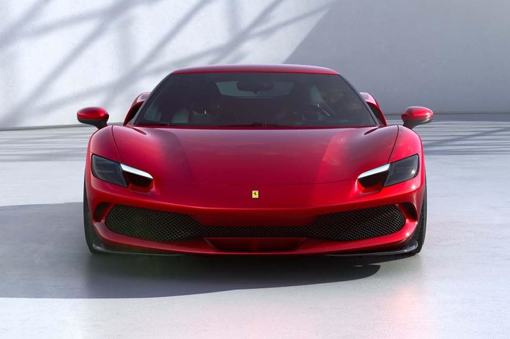 シンプルな造形のフロントフェイス。薄型のグリルの両サイドにはラジエーターがおさまっている。