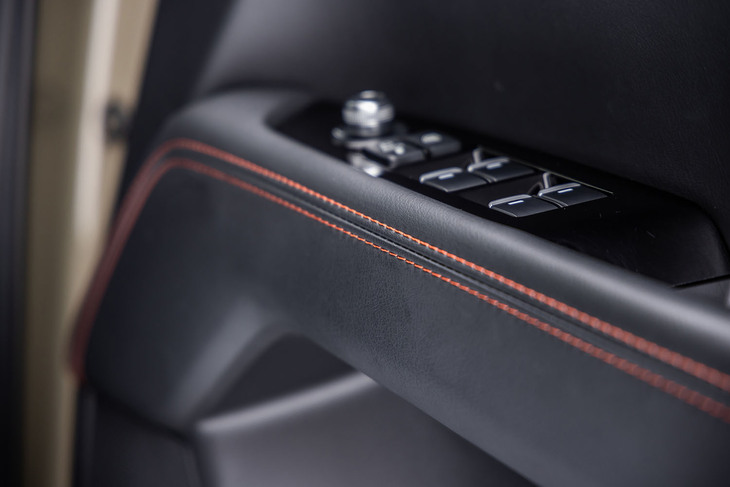 「レトロスポーツエディション」では、ドアのアームレストやセンターコンソールサイドのステッチがテラコッタとなり、特別感を表現。丁寧な内装の仕立ては、最新のマツダ車に共通するセリングポイントだ。