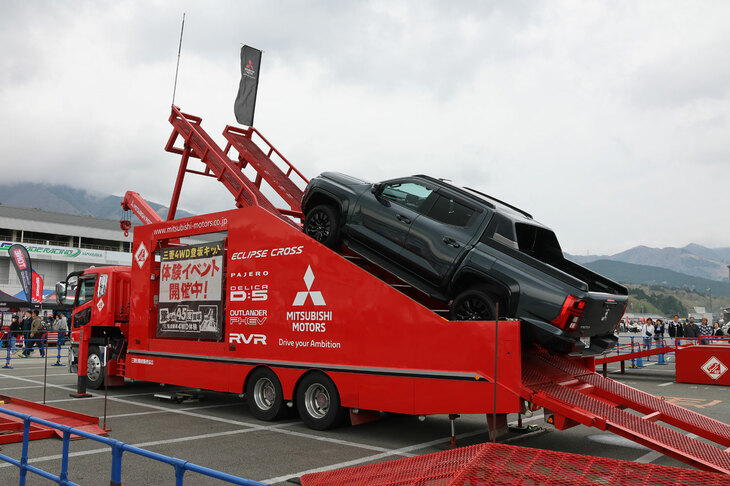 「三菱自動車4WD登坂キット同乗体験イベント」にて、高い登坂能力を披露する「三菱トライトン」。