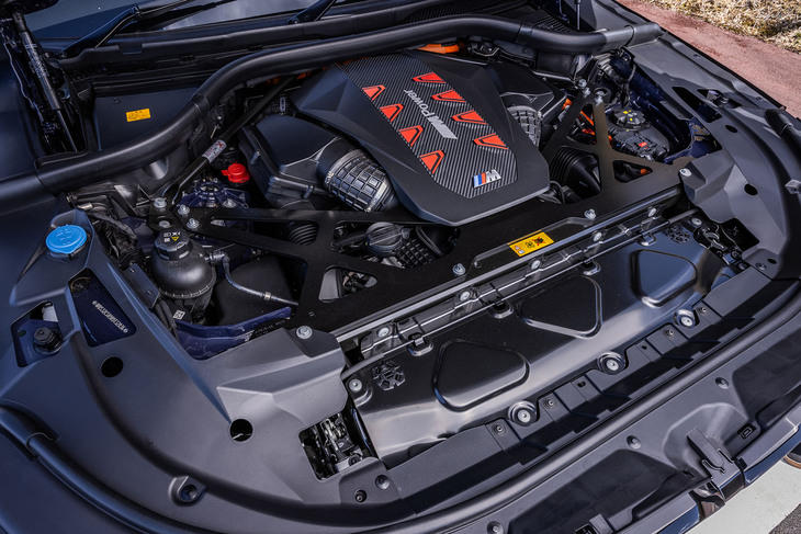 4.4リッターのV8ガソリンターボエンジンとモーター、外部充電可能なバッテリーを組み合わせたプラグインハイブリッドシステムを搭載。「XMレーベル」のシステム最高出力は748PSで、ベースとなった「XM」よりも95PS向上している。