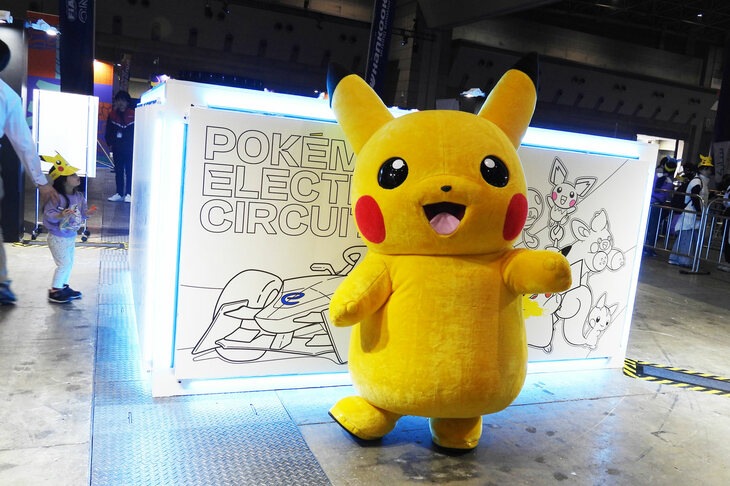 来場者のカメラ／スマホが活躍したのは、むしろこちら……というかコイツに向けてだろう（笑）。ここはいわゆるキッズエリアで、塗り絵や落書きのコーナーに加え……。