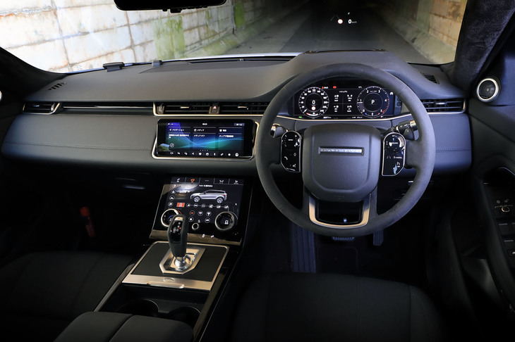インテリアにおけるコーディネートの幅の広さは、今日のレンジローバーに共通する魅力。テスト車のインテリアは、内装色がエボニーのモノトーンで、ルーフライニングはスエード調クロス、トリムフィニッシャーはアルミとなっていた。