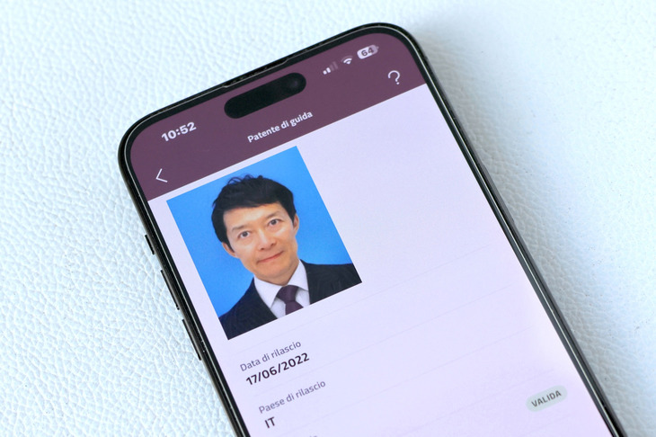 表面を下にスクロールすると、免許の交付日、有効期限などが表示される。
