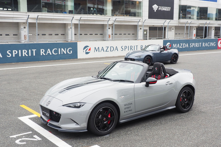 「マツダ スピリット レーシング・ロードスター12R」（写真手前）と「マツダ スピリット レーシング・ロードスター」（同奥）。