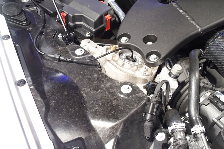 アストンマーティン・ヴァンキッシュ（エンジンルームインナートリム）