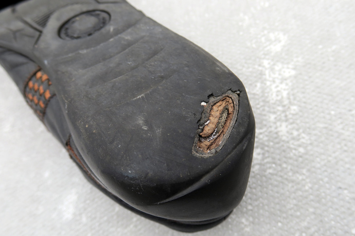 履き心地もいいし、見た目も落ち着いているしということで、ドライブ以外の用途にも駆り出され続けたネグローニ。哀れ3年半の酷使により、ソールに穴が開いてしまった。