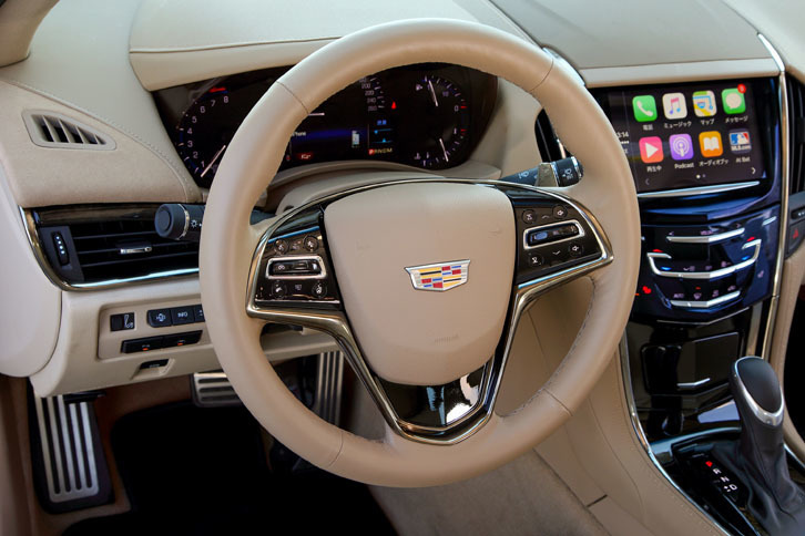 「ATSセダン プレミアム」のステアリングホイールは本革巻き仕様。アクティブクルーズコントロールの操作スイッチや、オーディオの操作ボタンなどが備わる。