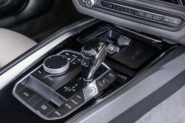 「Z4 sDrive20i Mスポーツ」のシフトパネル。BMWはツマミ型シフトセレクターへの移行を進めているが、「Z4」を含むスポーツ系モデルでは従来どおりレバー式のシフトセレクターが採用されている。