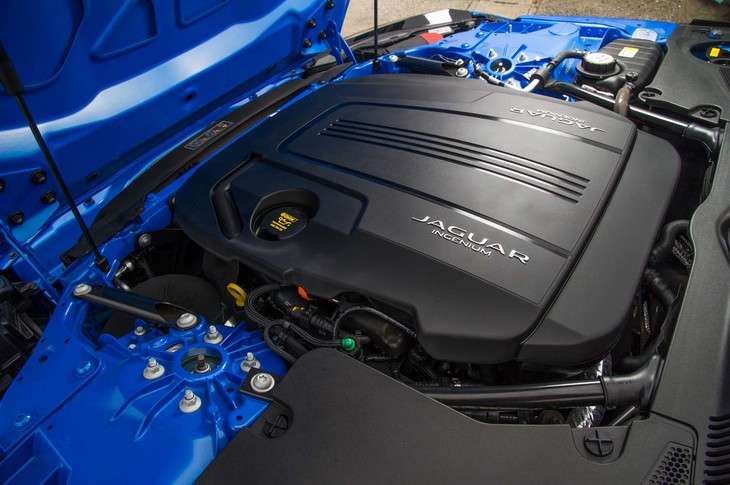 逆アリゲーター型に開閉するフロントフード下に収まる、2リッター直4ターボユニット。最高出力300ps、最大トルク400Nmを生み出す。