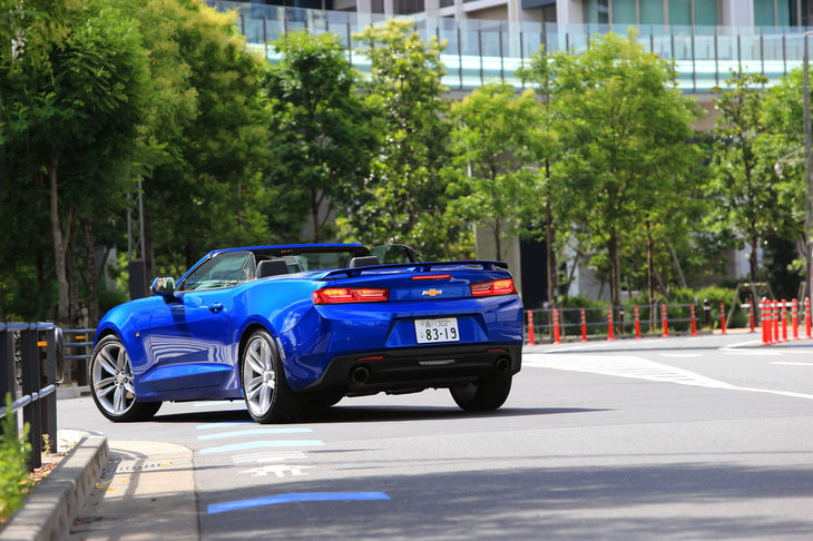 一見大柄に見える「カマロ」だが、そのボディーサイズは全長×全幅×全高＝4780×1900×1350mmと常識的。全幅はやや広いが、運転席からの見切りは良好で、取り回しに苦労することはなかった。