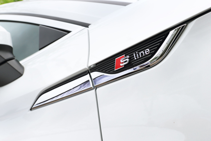 テスト車にはない外装の装飾パーツや専用デザインのアルミホイールなどからなる「S lineパッケージ」が採用されていた。