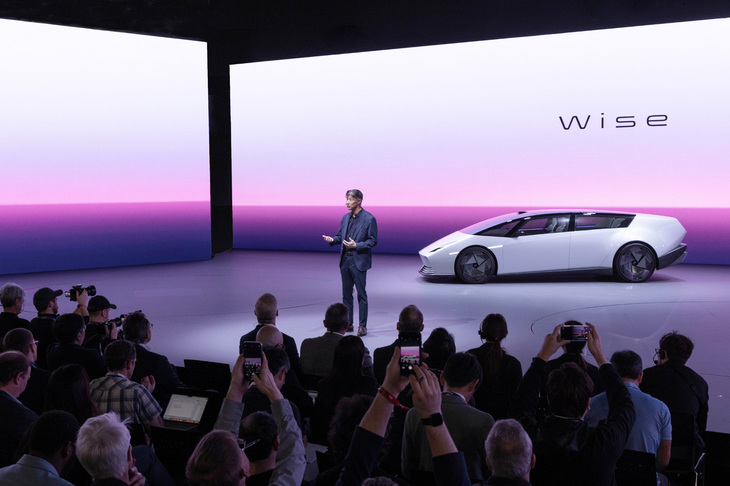 「CES 2025」における「Honda 0」発表会の様子。ホンダは2026年発売の新型EV、Honda 0シリーズに、独自のダイナミクス統合制御を導入。電子制御のステア・バイ・ワイヤとサスペンション、ブレーキを統合制御するほか、3次元ジャイロ姿勢推定と安定化制御により、意のままに操れるスムーズなハンドリングを実現するとしている。