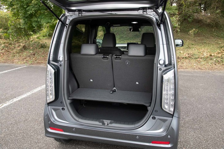 荷室の床面が先代モデルよりも150mm低められたほか、デッキボードによる分かりやすい2段構造とされた。この状態でもボードの上にイ〇ンの買い物カゴが2つ載るという。