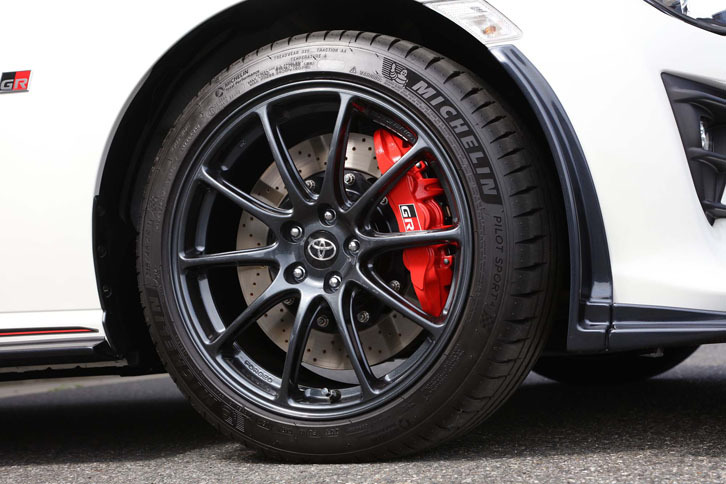 「86“GR”」には、RAYS製の鍛造17インチアルミホイール（写真）が装着される。レッドのブレーキキャリパーは、写真のフロントが6ピストンで、リアが4ピストンとなる。