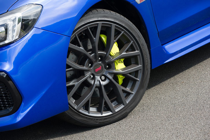 19インチに大径化されたホイール。制動力が高められたブレンボ製ブレーキは、キャリパーにイエローの塗装が施されている。