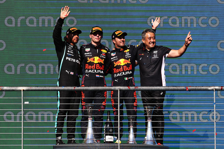 F1第17戦アメリカGPを制したレッドブルのマックス・フェルスタッペン（写真左から2番目）、2位に入ったメルセデスのルイス・ハミルトン（同左端）、3位でレースを終えたレッドブルのセルジオ・ペレス（同右から2番目）、そしてレッドブルを代表して表彰台にあがったホンダF1の山本雅史マネージングディレクター（同右端）。アメリカでのホンダの優勝は、1991年のアイルトン・セナ以来となる。（Photo=Getty Images / Red Bull Content Pool）