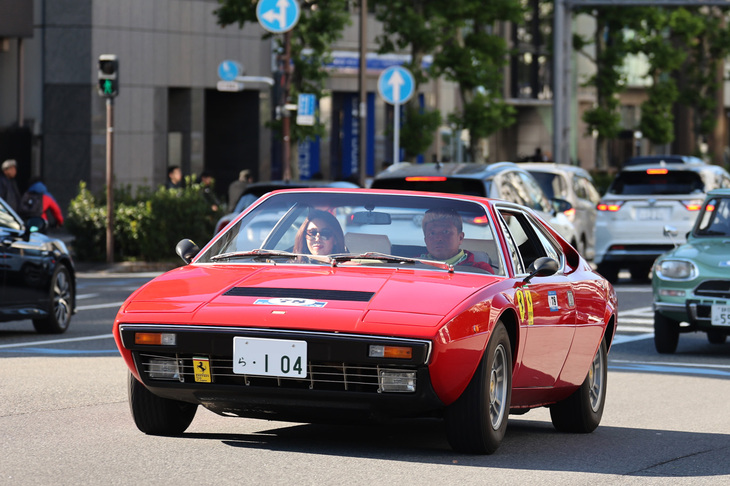 ベルトーネ・デザインの1974年「ディーノ308GT4」。1976年からはフェラーリブランドに改められる。