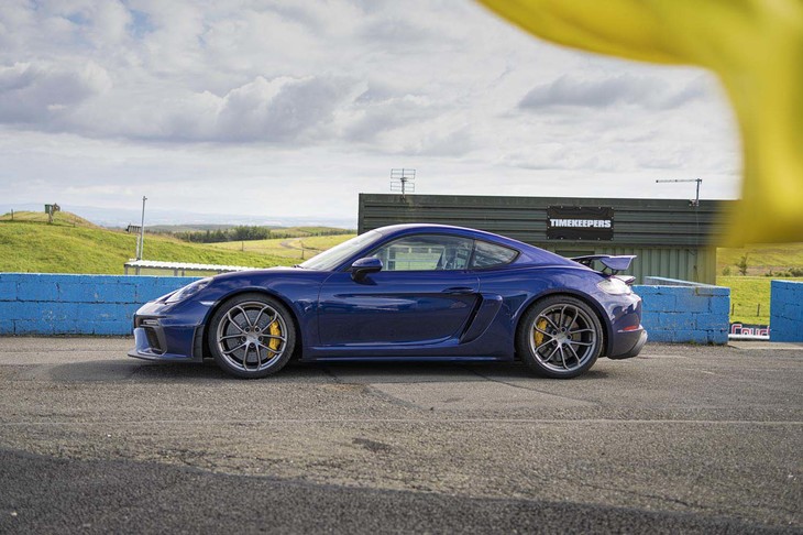 国内での価格は「718スパイダー」が1215円で、「718ケイマンGT4」が1237万円。ハンドル位置はともに右のみの設定となっている。