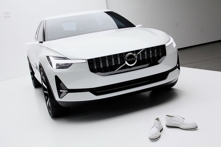 コンセプトカーの「40.2」と白いスニーカー。