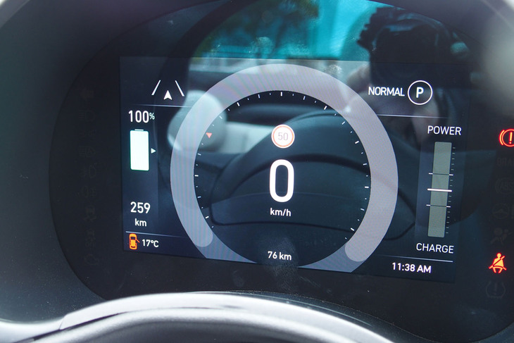 フィアット500eオープン（メーターパネル）