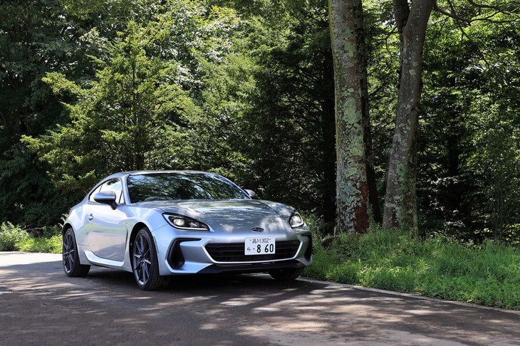 フルモデルチェンジで新設計の2.4リッターエンジンを搭載した「スバルBRZ」。スポーツカーとしての進化に迫りつつ、エンジニアへのインタビューも行いました。（photo：荒川正幸）