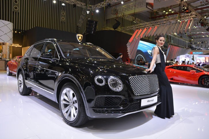 ベントレーとして初めてのSUVである「ベンテイガ」もベトナム初登場。12気筒エンジンを搭載するラグジュアリーSUVの現地価格は、日本円にすると、なんと1億円になるという。