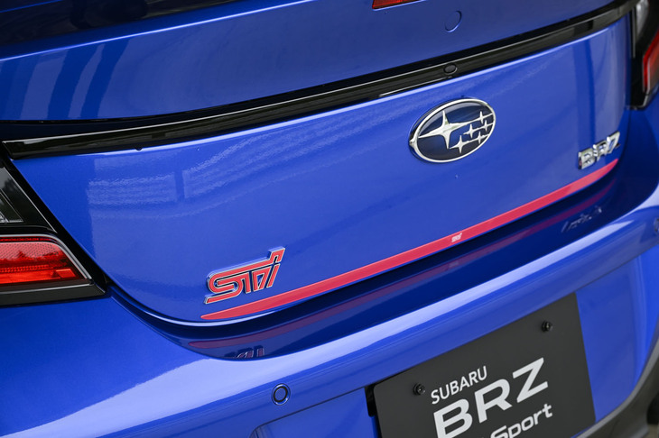 スバルBRZ STI Sport（STIパーツ装着車／リアの「STI」エンブレム）