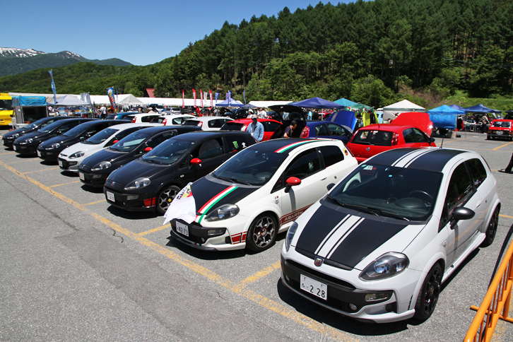 「フィアット・グランデプント」と「アバルト・グランデプント」が合わせて15台そろった。