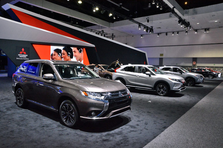 三菱ブースは日産の向かい。SUV中心の展示だ。メインステージにあったのは東京モーターショーで発表済みのコンセプトカー「eエボリューション コンセプト」だった。