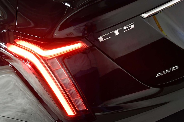 シャープな直線で構成される、特徴的なテールライト。「スポーツ」グレードにはダークな色調のレンズが採用されている。
