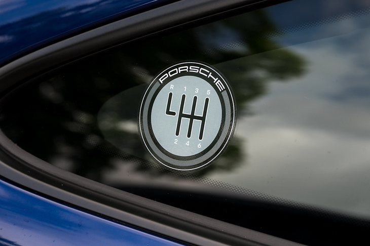 クオーターウィンドウには6段MTのシフトパターンをかたどったステッカーが貼られる。