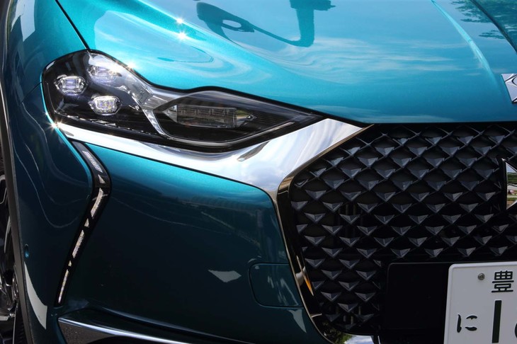 ヘッドランプも上部のラインをへこませることで力強い造形に。ユニットの端から下に伸びるデイタイムランニングライトは、パールのネックレスを模したとされる。