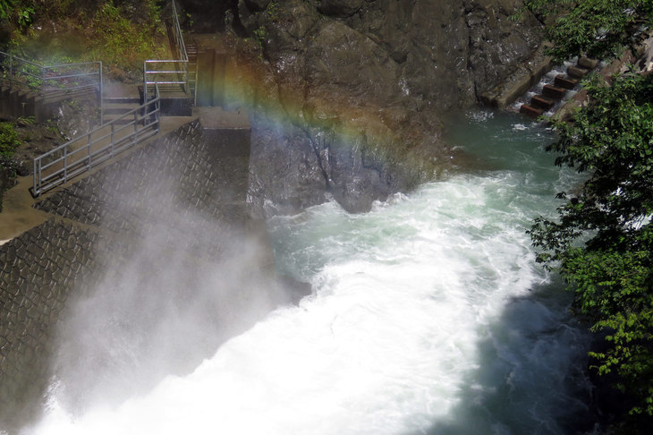 ダムの上から下を見下ろすと、ご覧の通りきれいな虹がかかっていた。まあ、高所恐怖症なのでこの写真を撮ったらとっとと退散したのだが。