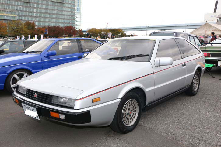 1988年式（昭和63年式）「いすゞ・ピアッツァ ハンドリングbyロータス」。「あれっ？」と思ったあなたは大正解。後期型を前期型の外装にモディファイしているそうだ。イタリアの鬼才ジウジアーロが手掛けたスタイルは、今なおモダンだ。