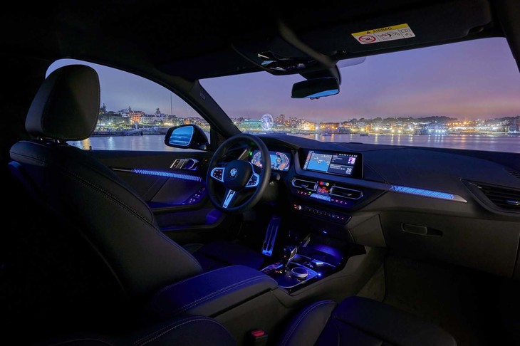 6色に切り替え可能な「インテリアトリムライト」により、室内のムードが変えられる。