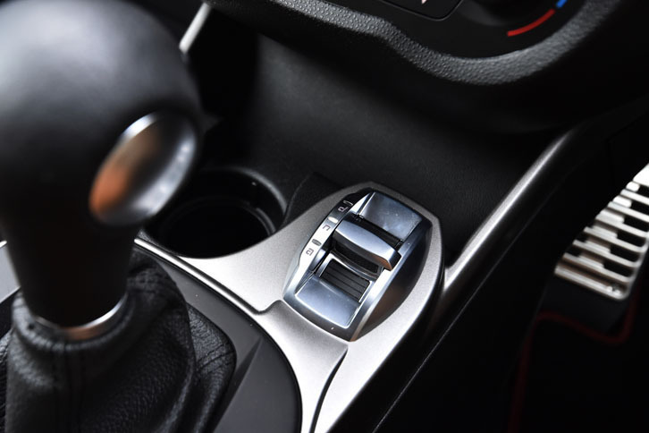 シフトセレクターの前方に、運転モード切り替え機構「アルファD.N.A.システム」のスイッチが配置される。