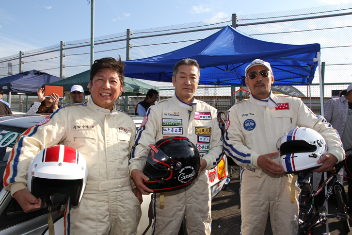無事車検、ドライバーのメディカルチェックとブリーフィングを終え、予選に挑む直前のV50狂剣SAMMY RACING。左から内田幸輝さん、桑島正美さん、そして横山 剣さん。
