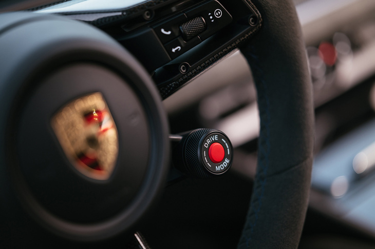 ステアリングホイールに備わるドライブモードの切り替えスイッチ。赤いセンターボタンが「GTパッケージ」の特徴だ。