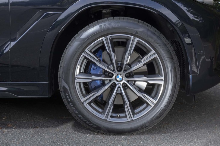 20インチの大径タイヤ＆ホイールを標準装備。試乗車は「ピレリPゼロ」を履いていた。