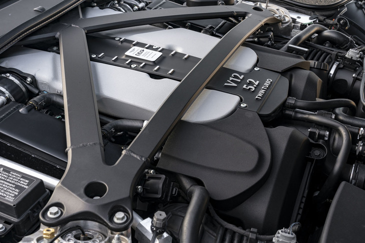 最高出力725PS、最大トルク900N・mへと大幅にチューンされた5.2リッターV12 DOHCツインターボエンジンは、0-100km/h加速3.4秒、最高速度340km/hを誇る。8段ATとの相性もよく、タイトなサーキットでのレスポンスも素晴らしい。